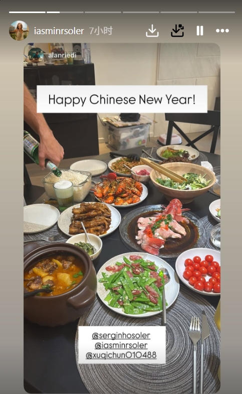 体育新闻-入乡随俗！归化国脚塞尔吉尼奥和家人一起包饺子，妻子晒年夜饭