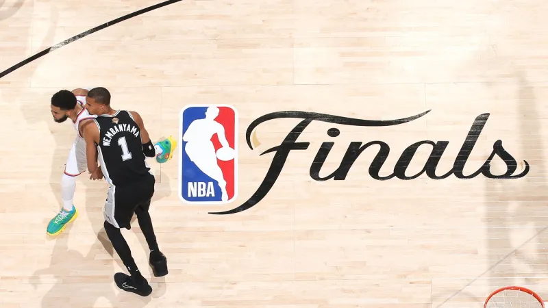 足球-互不相让！NBA官方晒文班亚马今日与唐斯的俯视角对位照片